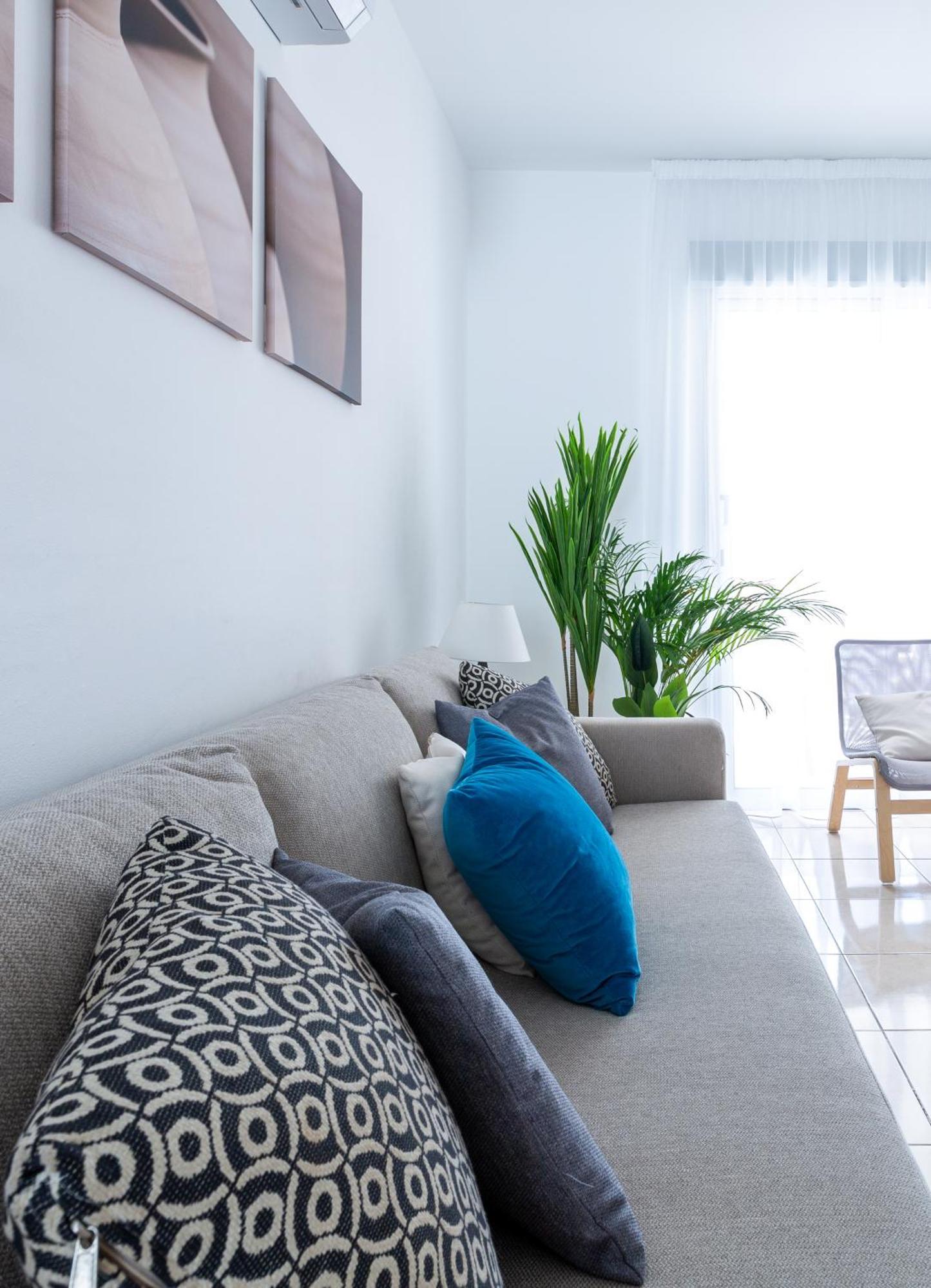 Apartment Just Renovated Beautiful 2 Bed In 5 Min Drive To The
