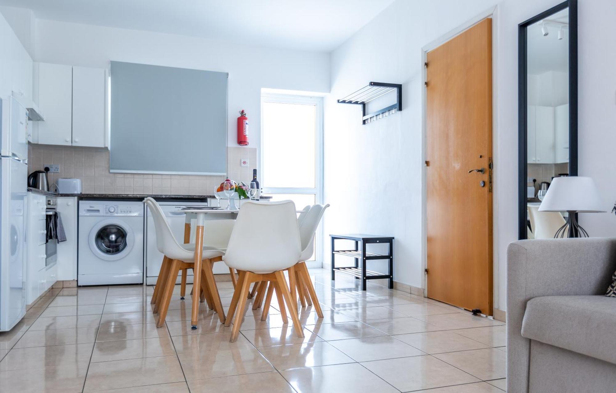 Just Renovated Beautiful 2 Bed In 5 Min Drive To The