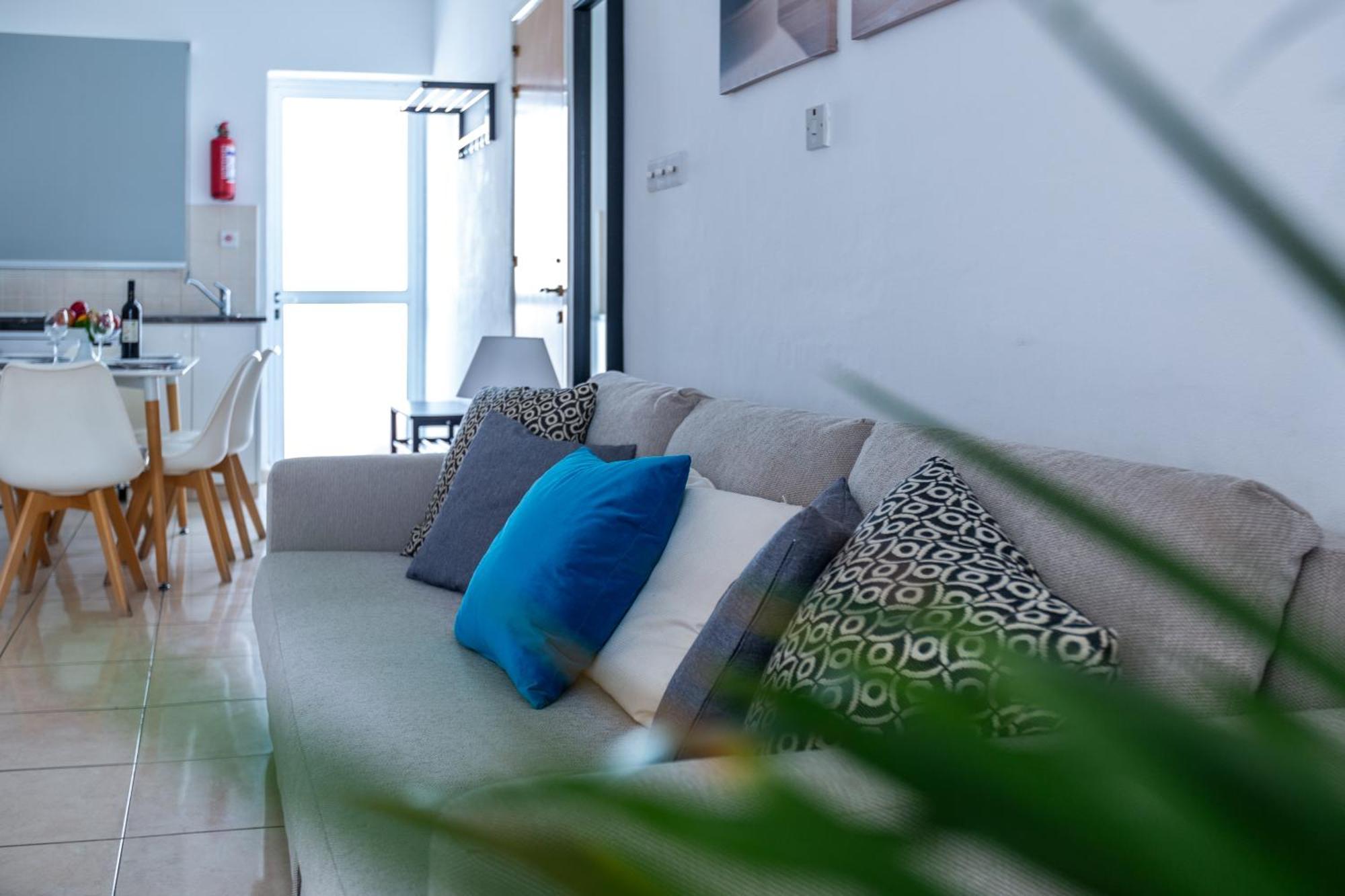Apartment Just Renovated Beautiful 2 Bed In 5 Min Drive To The