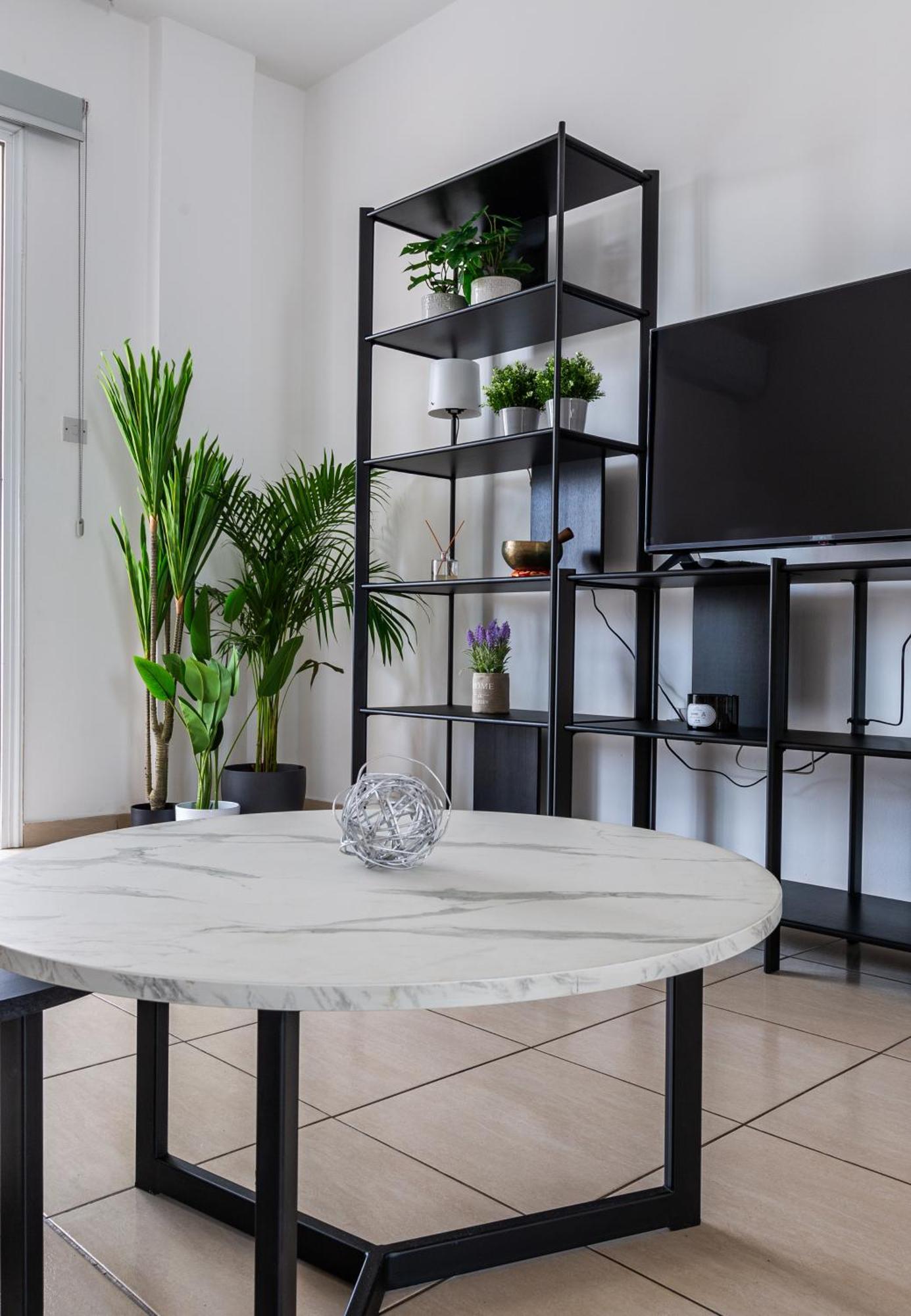 Just Renovated Beautiful 2 Bed In 5 Min Drive To The Apartment *