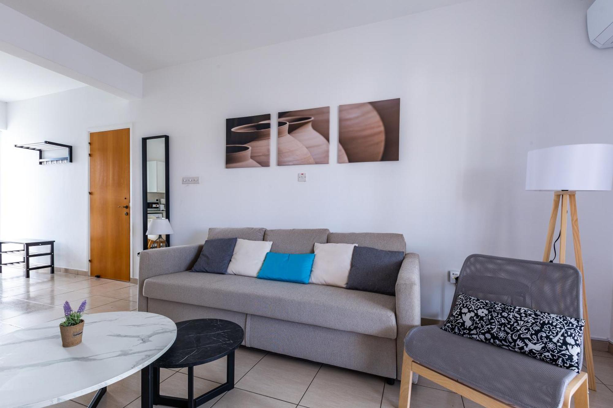 Just Renovated Beautiful 2 Bed In 5 Min Drive To The *