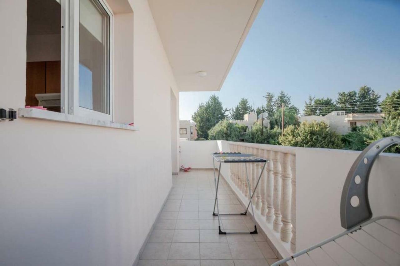 Just Renovated Beautiful 2 Bed In 5 Min Drive To The *
