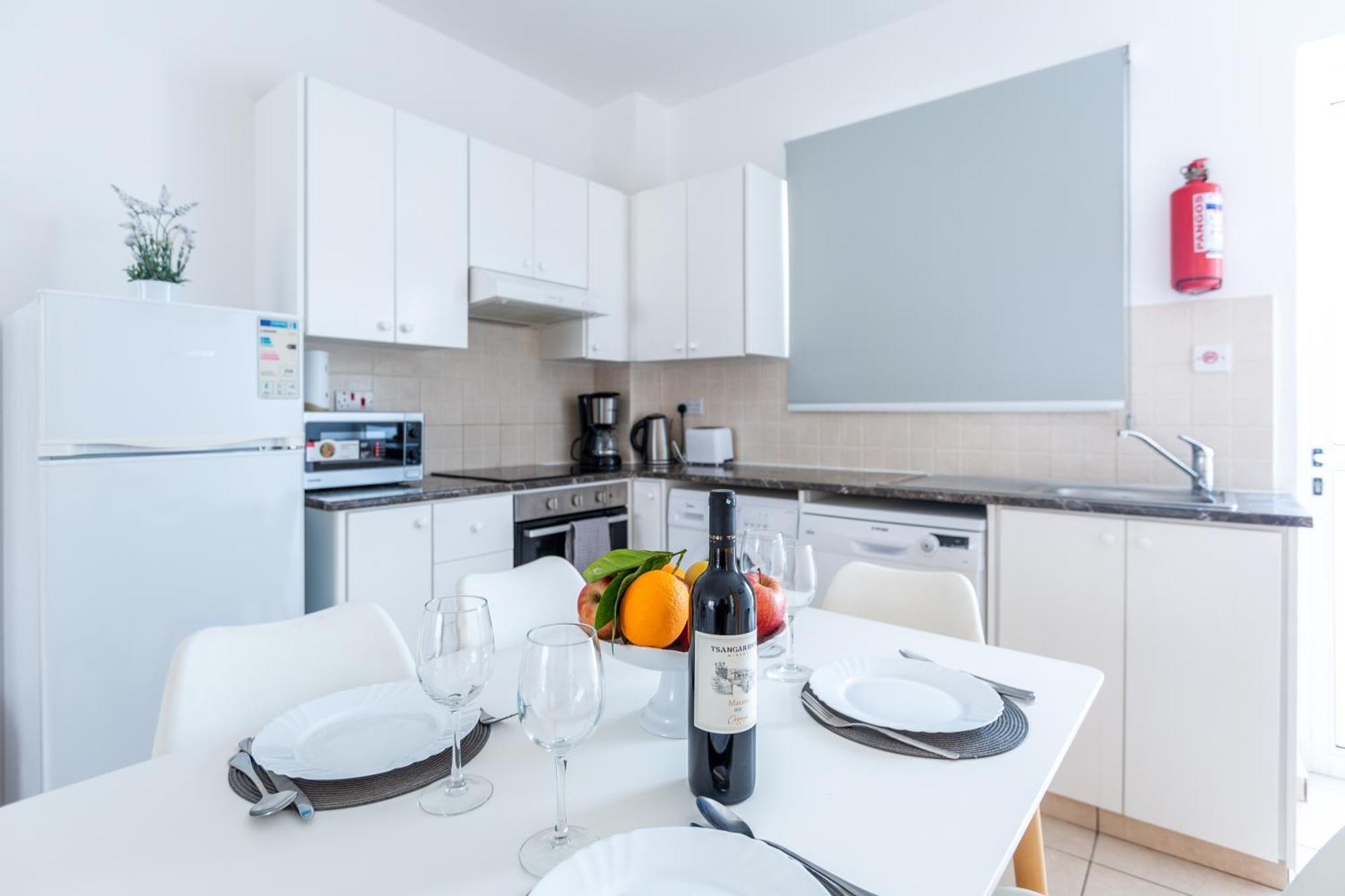 Just Renovated Beautiful 2 Bed In 5 Min Drive To The *